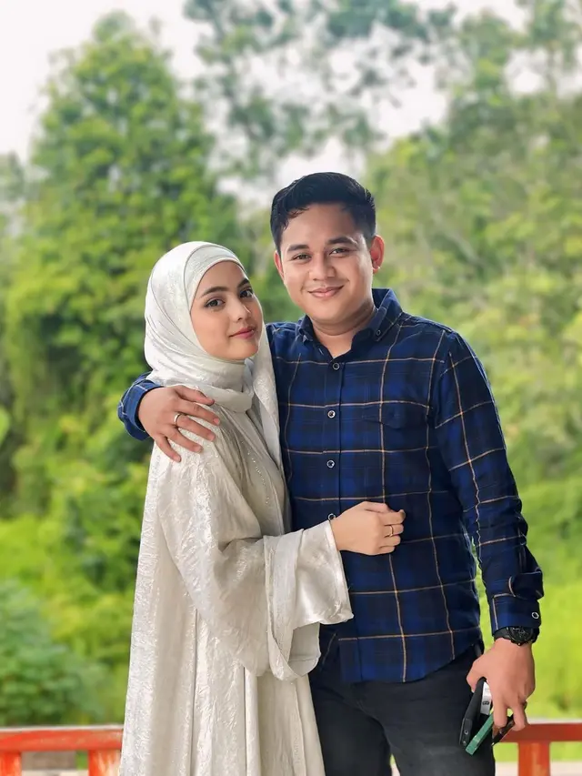 Putri Isnari Berhijab