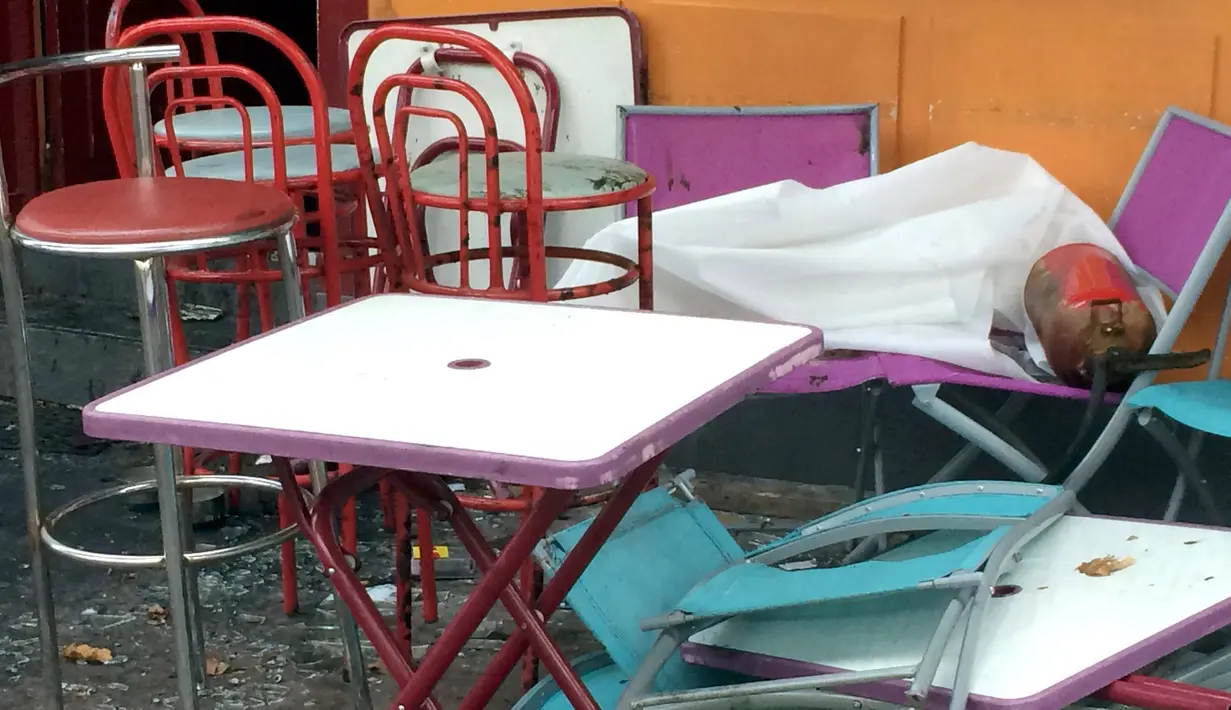 Sejumlah Meja dan kursi berada luar bar usai ledakan di Rouen, Prancis, (6/8). Pihak kepolisian Prancis mengungkapkan, ledakan tersebut tidak disengaja alias kecelakaan. (REUTERS/Clotaire Achi)