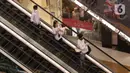 Pengunjung turun menggunakan eskalator di Lippo Mall Kemang, Jakarta, Jumat (2/7/2021). Penutupan operasional gedung pusat perbelanjaan sebagai langkah pembatasan kegiatan masyarakat dalam upaya Pemerintah menekan angka penyebaran Covid-19. (Liputan6.com/Angga Yuniar)