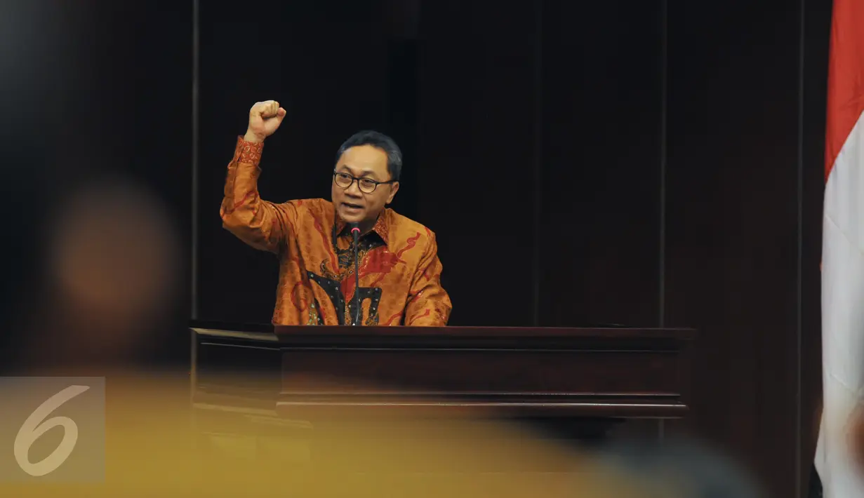 Ketua MPR Zulkifli Hasan memberi kata sambutan saat pembukaan seminar nasional kebangsaan bertema ‘Mengkaji sistem ketatanegaraan Indonesia : Apakah sudah baik?’ di Kompleks Parlemen, Senayan, Jakarta, Selasa (18/8). (Liputan6.com/Herman Zakharia)