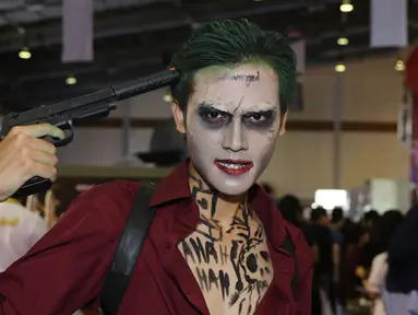Cosplay Joker berpose di acara  Indonesia Comic Con 2016 di Jakarta, Sabtu (1/10). Indonesia Comic Con 2016 bertema "We Are Pop Culture" ini digelar di Hall A dan B, JCC Senayan. (Liputan6.com/Herman Zakharia)