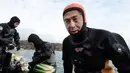 Pengemudi bus berusia 57 tahun ini mulai menyelam sejak November untuk ikut mencari istrinya yang hilang disapu tsunami 11 Maret 2011 (AFP Photo/Toru Yamanaka).