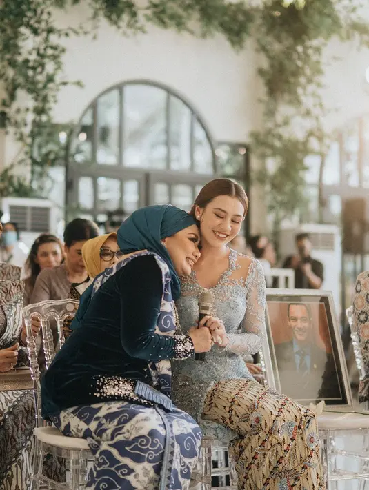 Dipadukan dengan kain Batik mega mendung sebagai bawahan dan selendang bahu [@morden.co]