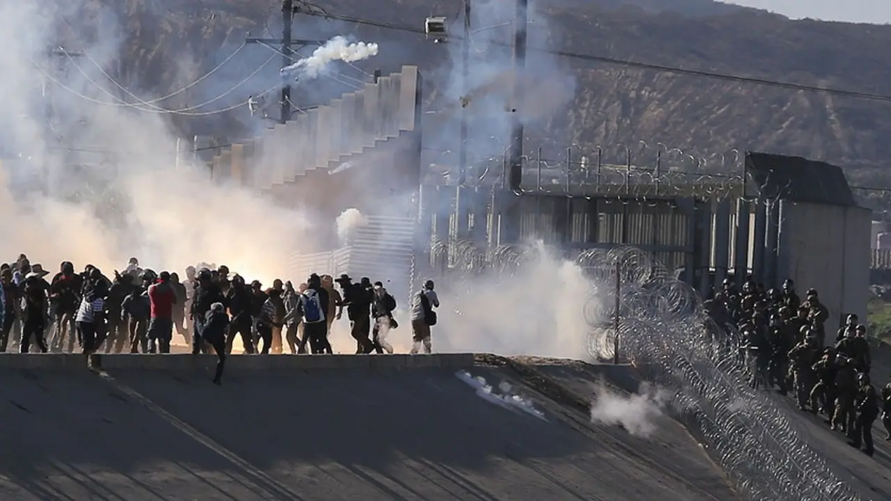 Puluhan imigran Amerika Tengah dihalau tembakan gas air mata oleh tentara AS di perbatasan (AP/David Guzman)
