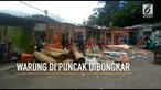 Sejumlah pedagang membongkar warungnya untuk mengantisipasi terjadinya longsor.