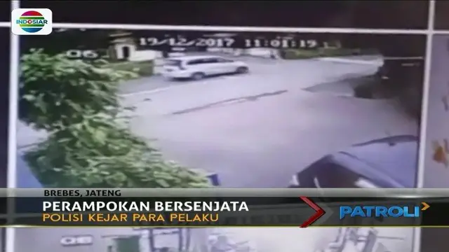 Empat perampok nasabah bank di Brebes, Jawa Tengah, beraksi pada siang bolong. Uang senilai Rp 62 juta raib digasak para perampok.