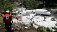 Sebuah pesawat jet pribadi Gulfstream G200 tertutup busa yang disemprotkan petugas pemadam kebakaran setelah tergelincir di Bandara Tegucigalpa, Honduras, Selasa (22/5). Sedikitnya 6 dilaporkan terluka dalam insiden tersebut. (AP/Fernando Antonio)