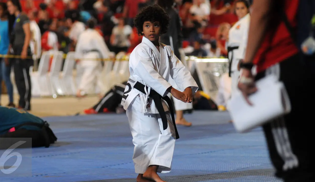 Seorang anak berlatih gerakan Kata jelang berlaga di Kejuaraan Dunia Karate SKIF ke-12 di JIExpo Kemayoran Jakarta, Jumat (26/8). Ratusan atlet dari 58 negara berlaga di ajang yang digelar hingga Minggu (28/8). (Liputan6.com/Helmi Fithriansyah)