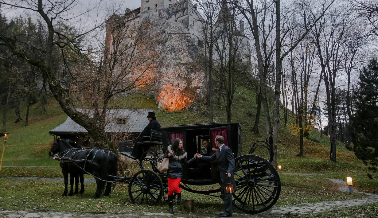 Tami dan adiknya Robin Varma tiba di Istana Bran, Brasov, Rumania (31/10). Kakak-Adik ini mengalahkan 88.000 orang dengan memenangkan kompetisi yang diselenggarakan oleh Airbnb untuk tinggal satu malam di Istana Bran. (Reuters/Inquam Photos/Octav Ganea)