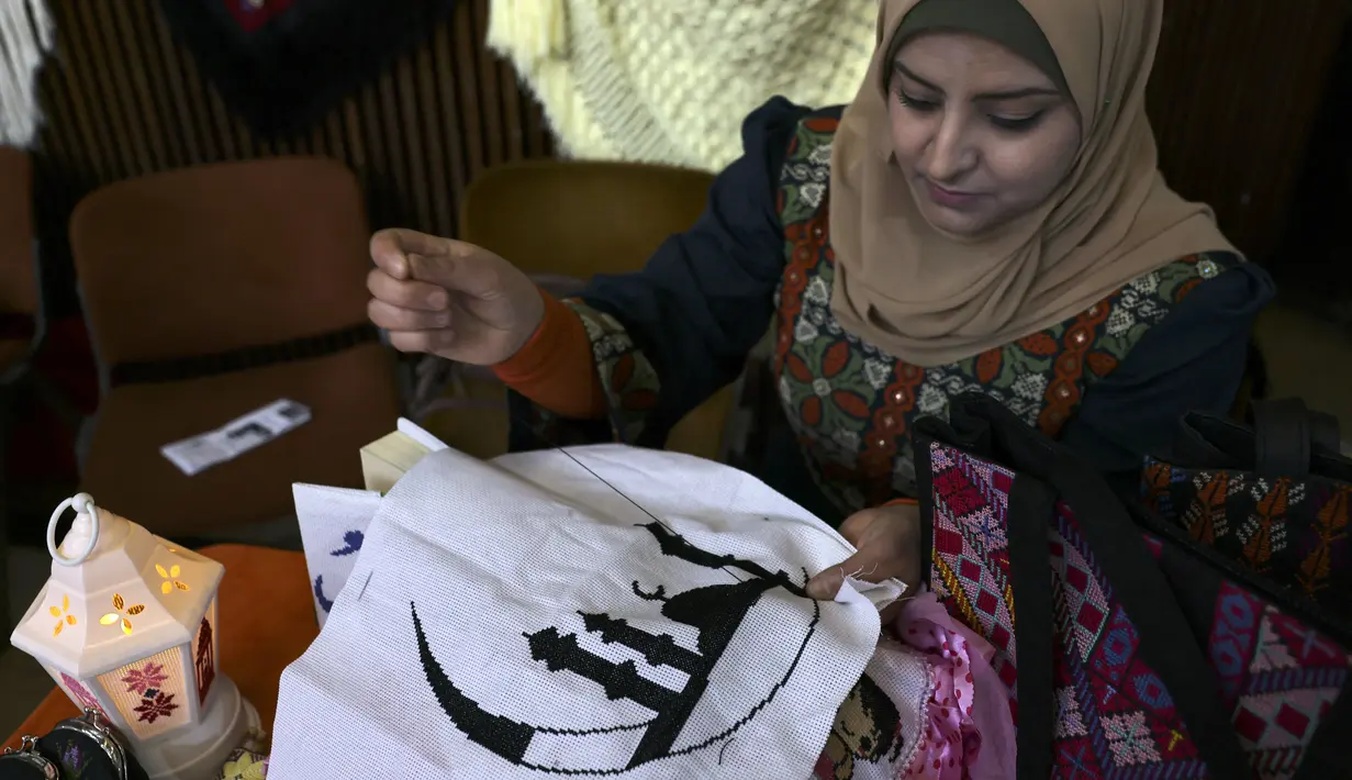Seorang wanita membuat dekorasi jelang bulan suci Ramadhan di Kota Gaza, Palestina, 31 Maret 2022. Ramadhan di Palestina akan dimulai pada akhir pekan ini. (MOHAMMED ABED/AFP)