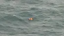 Benda mirip badan pesawat tersebut terlihat terapung di laut sekitar Pulau Tujuh di Kepulauan Bangka Belitung, Selasa (30/12/2014). (AFP PHOTO/Bay ISMOYO)
