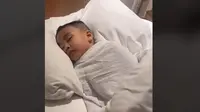 Rayyanza Tertidur Pakai Kain Ihram Usai Tawaf, Raffi Ahmad: Dia Paling Semangat Salat di Ka'bah