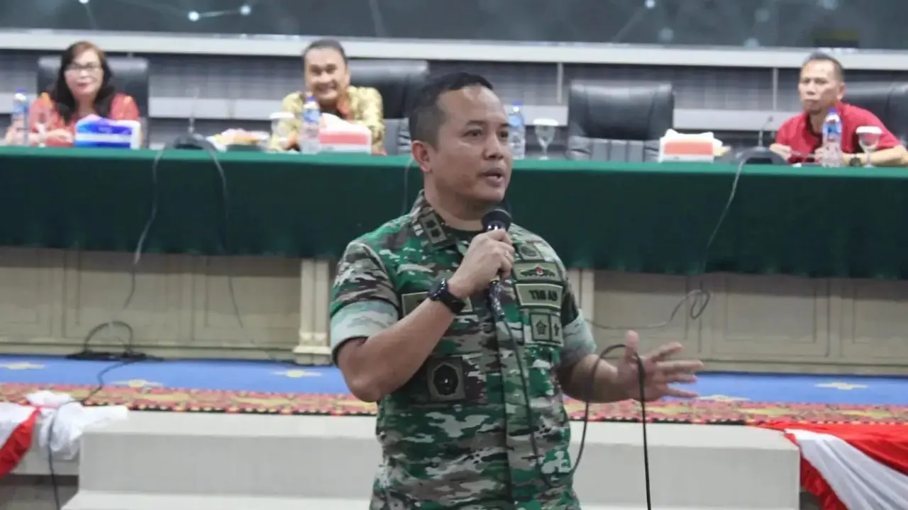 Dandim 1309 Manado Letkol Inf Himawan Teddy Laksono saat sosialisasi Pendidikan Wawasan Kebangsaan di aula Pemkot Manado, Jumat 24/3/2023 / (Foto: Liputan6.com / Yoseph Ikanubun).
