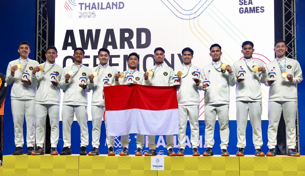 Tim Bulutangkis Putra Indonesia memamerkan medali saat di podium usai memastikan meraih medali emas di SEA Games Thailand 2025 di Gymnasium 4, Thammasat University Rangsit Campus, Pathum Thani, Rabu (10/12/2025). (Dok. PBSI)