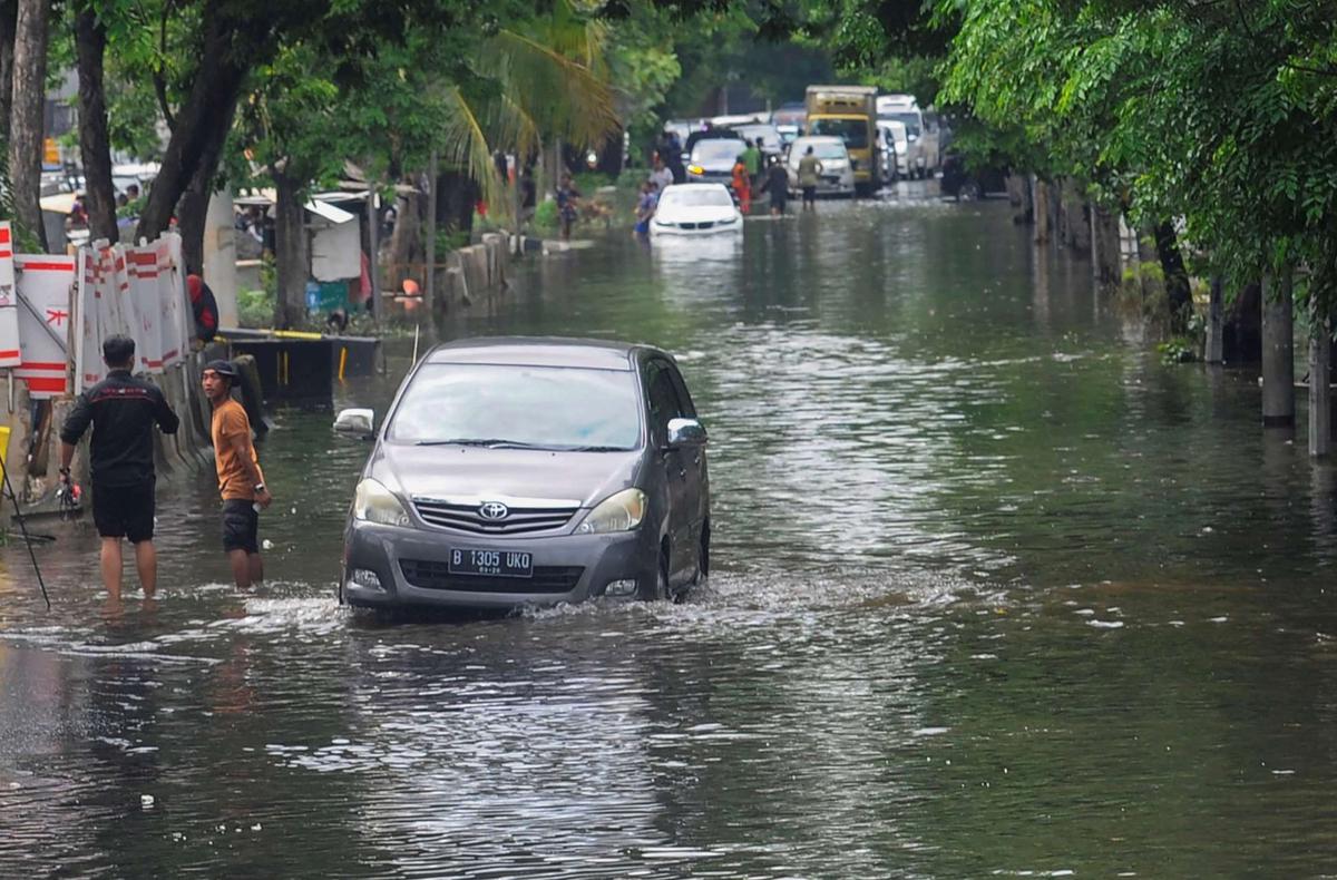 Mobil mewah mogok saat banjir rob di Muara Angke