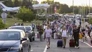 <p>Wisatawan berjalan ke Bandara Chisinau saat kembali dibuka setelah penutupan yang dipicu oleh penembakan dalam terminal, Chisinau, Moldova, Jumat (30/6/2023). Penembakan tersebut menewaskan dua orang. (AP Photo/Aurel Obreja)</p>