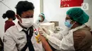 Seorang pelajar menerima suntikan vaksin covid-19 di Gudang Darurat Nasional Palang Merah Indonesia, Jakarta, Kamis (15/7/2021). Vaksinasi yang menargetkan seribu peserta per hari diselenggarakan hingga 17 Juli 2021