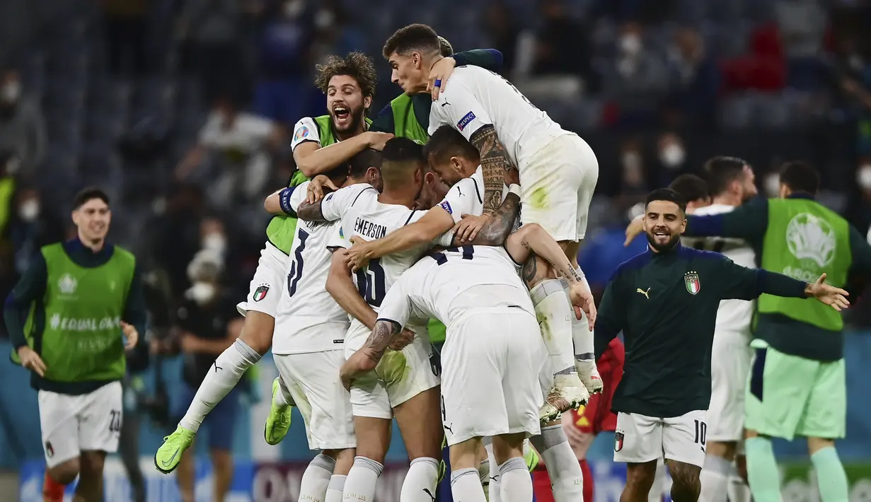 Pemain timnas Italia merayakan kemenangan atas Belgia pada babak perempat final Euro 2020 / 2021 di Allianz Arena, Munich, Sabtu (3/7/2021) dinihari WIB. Italia sukses melenggang ke semifinal usai mendepak Belgia 2-1. (AP Photo/Philipp Guelland, Pool Photo via AP)