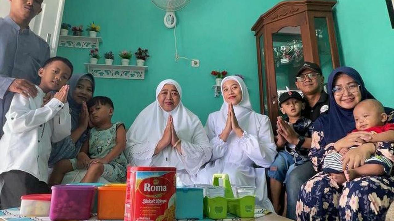 Netizen Salfok Dengan Piala Dilemari