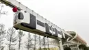 Kereta api suspensi energi baru yang menyerupai panda raksasa sedang menjalani tes uji di Chengdu, Provinsi Sichuan, Tiongkok, Senin (21/11).(REUTERS/ China Daily)