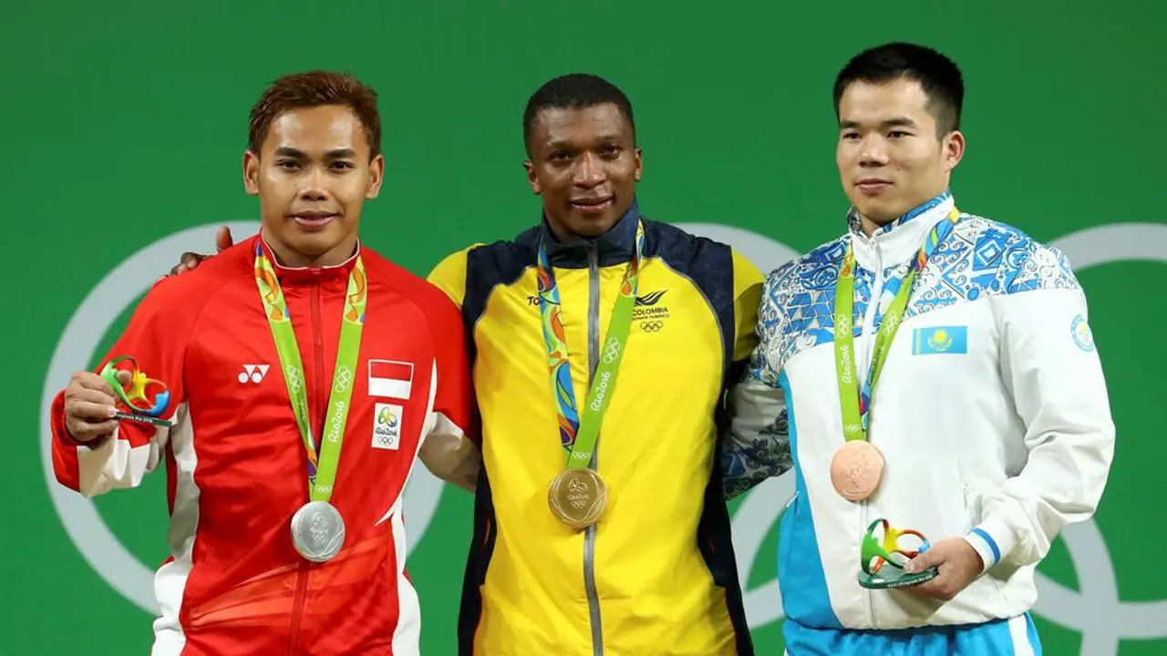 Eko Yuli Irawan (kiri)