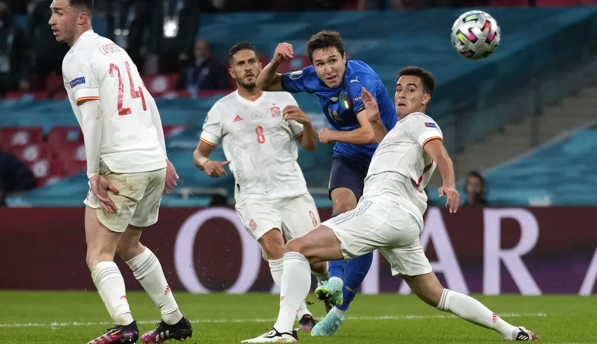 Di babak kedua, berawal dari serangan balik cepat, Gli Azzurri akhirnya mampu memecah kebuntuan lewat gol Federico Chiesa pada menit ke-60. Skor berubah menjadi 1-0. (Foto:AP/Frank Augstein, Pool)