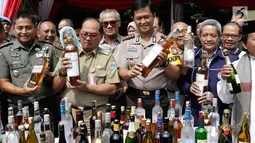 Kapolres Metro Jakarta Selatan Kombes Pol Iwan Kurniawan menunjukkan botol minuman keras (miras) yang akan dimusnahkan, Selasa (23/5). Pemusnahan sekitar 9.279 botol miras dilakukan dalam rangka menyambut bulan ramadan. (Liputan6.com/Immanuel Antonius)