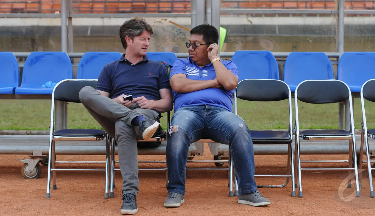 Pelatih Timnas Indonesia, Pieter Huistra (kiri) berbincang dengan Manajer Timnas Indonesia U-23, Gede Widiade jelang laga uji coba Indonesia U-23 melawan Malaysia U-23 di Stadion Si Jalak Harupat, Bandung, (21/5/2015). (Liputan6.com/Helmi Fithriansyah)