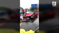 Sebuah mobil Ferrari kehilangan kendali dan menabrak mobil lain dari arah berlawanan. Dua orang pengemudi mengalami luka ringan akibat insiden ini.