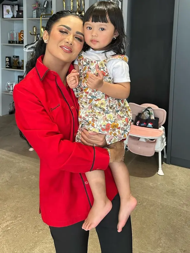 Potret Kris Dayanti saat bersama Ameena (Sumber: Instagram/@krisdayantilemos)