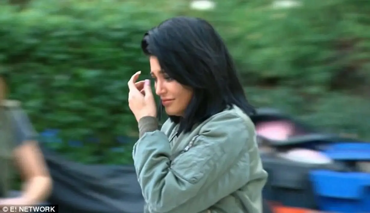 Kylie tak bisa menahan air matanya ketika Khloe memberitahu perihal kehamilannya. Ekspresi Kylie Jenner pun sangat menyentuh. (E! Network)