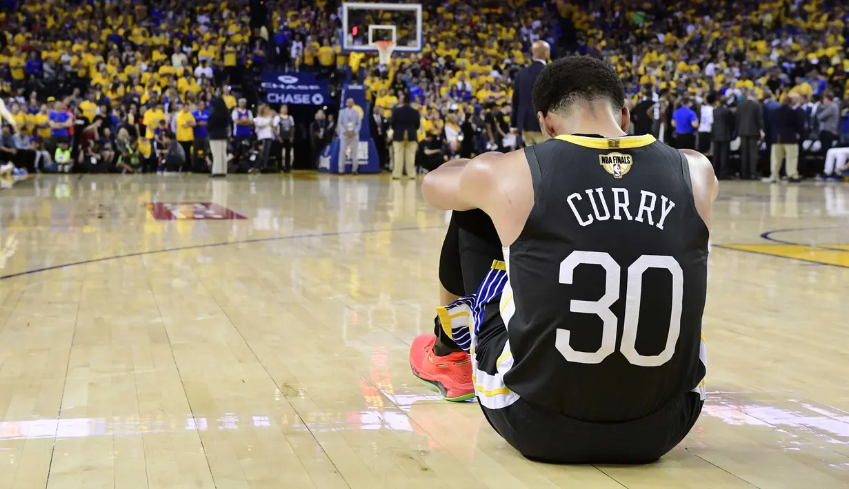 Stephen Curry tertunduk lesu setelah Golden State Warriors kalah di depan pendukungnya sendiri pada gim keenam dari Toronto Raptors. (Frank Gunn/The Canadian Press via AP)