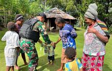 Satgas Pamtas Yonif 511 Tebar Senyum Harapan dengan Pakaian Baru di Kanggime Papua Pegunungan