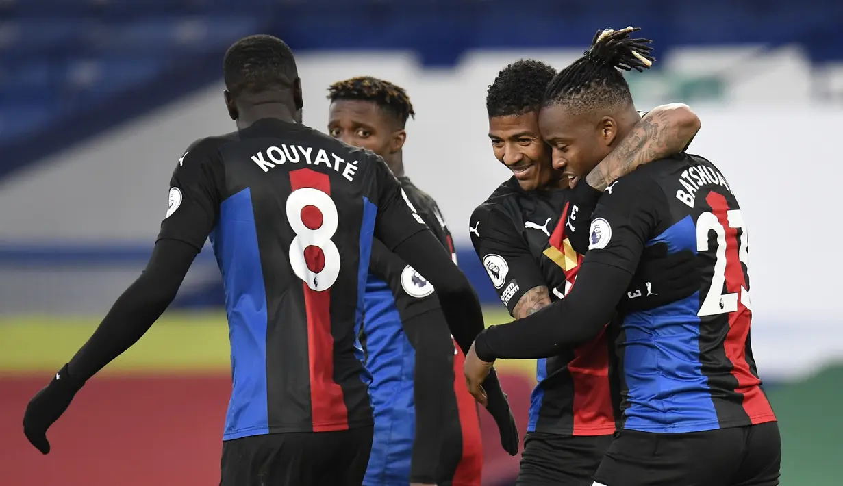 Striker Crystal Palace, Michy Batshuayi (kanan) bersama rekan setim merayakan gol yang dicetaknya ke gawang Everton dalam laga lanjutan Liga Inggris 2020/2021 pekan ke-30 di Goodison Park, Liverpool, Senin (5/4/2021). Crystal Palace bermain imbang 1-1 dengan Everton. (AP/Peter Powell/Pool)