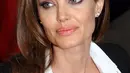 Aktris papan atas Hollywood Angelina Jolie kini berubah profesi menjadi seorang ibu rumah tangga. Saat ini ia lebih fokus mengurus buah hatinya, bahkan ia rela mengambil kelas kursus memasak atas permintaan anak-anaknya. (Instagram/angelinajolieofficial)