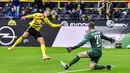 Striker Borussia Dortmund, Erling Haaland, mencetak gol ke gawang Freiburg pada laga Bundesliga di Signal Iduna Park, Sabtu (3/10/2020). Dortmund menang dengan skor 4-0. (AP Photo/Martin Meissner)