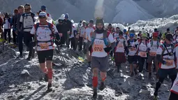 Sejumlah peserta bersaing untuk mencapai garis finish saat mengikuti lomba maraton di Gunung Everest, Nepal, Minggu (29/5). Lebih dari 150 pelari lokal dan dari negara lain berpartisipasi dalam lomba lari marathon tertinggi di dunia itu. (HO/HIMEX/AFP)