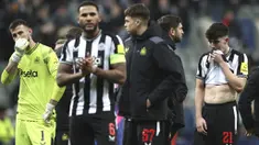 Pemain Newcastle United tampak kecewa setelah ditaklukkan AC Milan dalam laga matchday 6 Liga Champions 2023/2024 di St. James' Park, Kamis (14/12/2023). The Magpies takluk 1-2 dari sang tamu. (AP Photo/Scott Heppell)