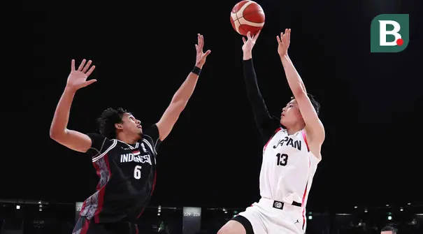 Pemain Timnas basket putra Indonesia (hitam) berusaha menghalau tembakan pemain Jepang, Ren Kanechika, dalam pertandingan Grup A Asian Games 2026 di Aichi International Arena, Nagoya, Jepang, Kamis (10/9/2026). Indonesia kalah 53-98 dari Jepang. (JIJI PRESS/AFP/Japan OUT)
