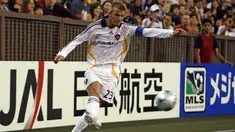 Berikut video 10 gol unik yang berawal dari sepak pojok. David Beckham dan Ronaldinhopun pernah melakukan hal tersebut.