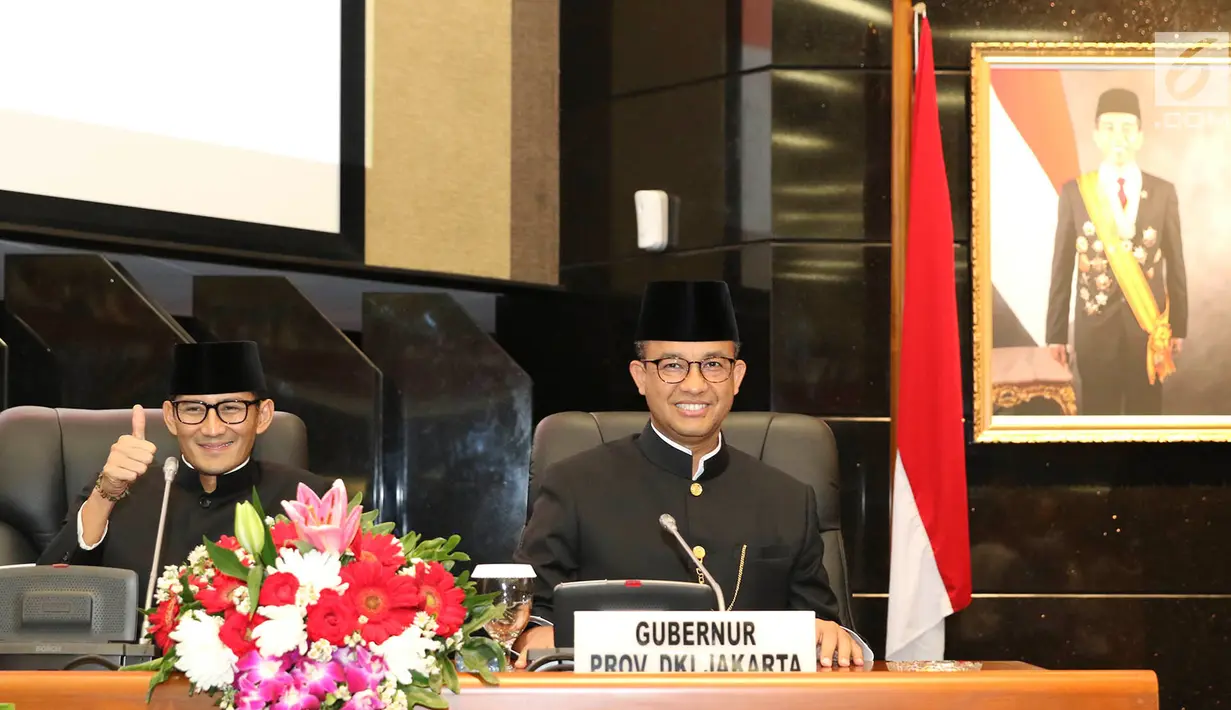 Gubernur dan Wakil Gubernur DKI Jakarta Anies Baswedan (kanan) dan Sandiaga Uno (kiri) saat rapat istimewa bersama DPRD Provinsi DKI Jakarta, Jumat (22/6). Pemprov DKI mengangkat tema 'Adil, Maju, Bahagia' pada HUT ke-491. (Liputan6.com/Immanuel Antonius)