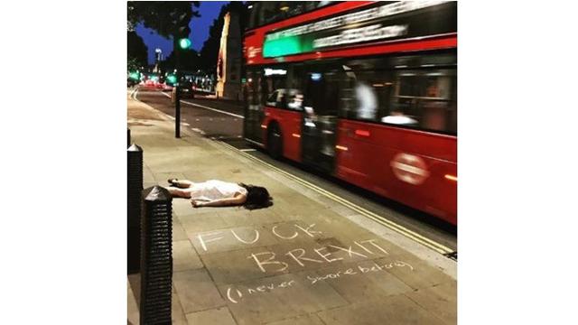 Kocak Banget, Ini 7 Potret Pose ‘Mati’ yang Dilakukan Wanita Di Tempat Wisata