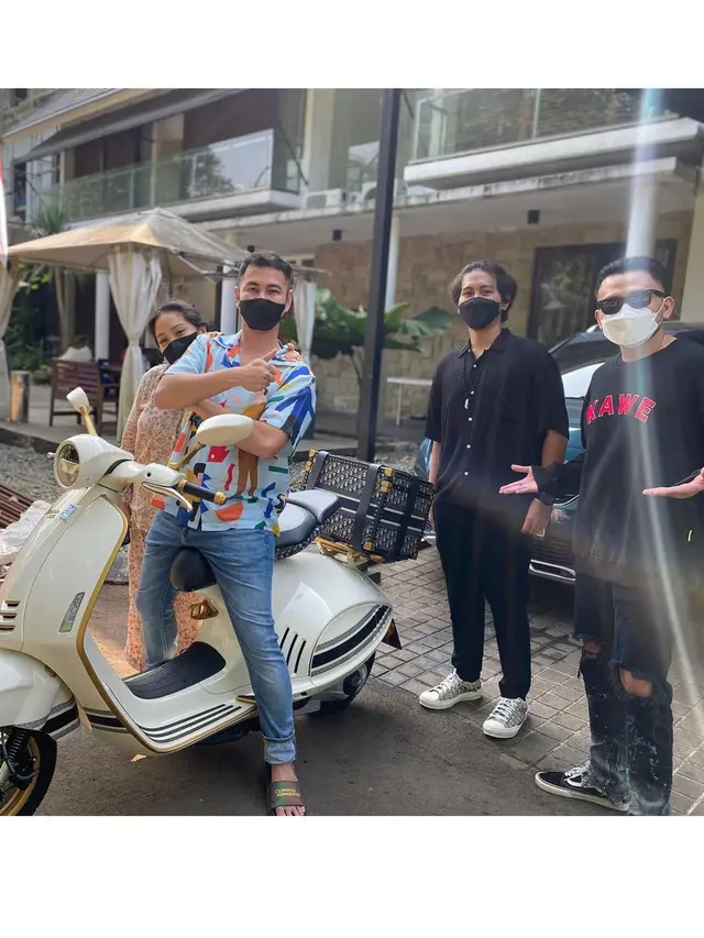 Nagita Slavina Ngidam Vespa Dior yang Ditaksir Rp 1 Miliar, Ini 5 Potretnya
