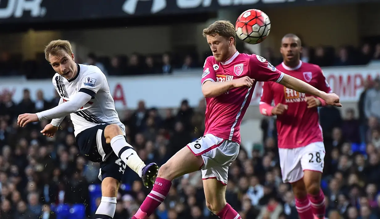 Pemain Tottenham Hotspur, Christian Eriksen (kiri) menyumbangkan satu gol saat timnya menang telak 3-0 atas  Bournemouth pada lanjutan liga Inggris pekan ke-31 di Stadion White Hart Lane, London, Minggu (20/3/2016). (AFP/Ben Stansall)