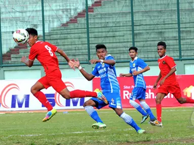Timnas U19 Indonesia melakoni laga uji coba melawan Persib Bandung U21 di Stadion Siliwangi, Bandung, Rabu (25/2/2015). Timnas U19 Indonesia menang 2-0 atas Persib U21. (Liputan6.com/Faisal R Syam)