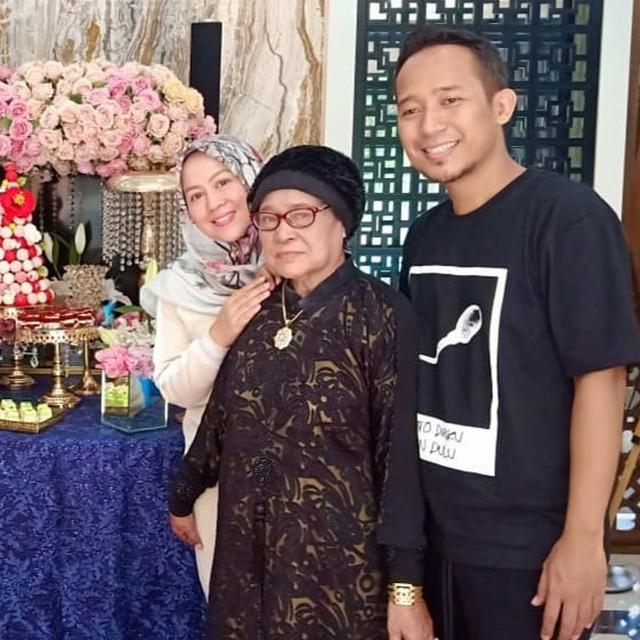 Ibunda Meninggal Dunia, Ini 6 Momen Kenangan Denny Cagur dan Sang Mama