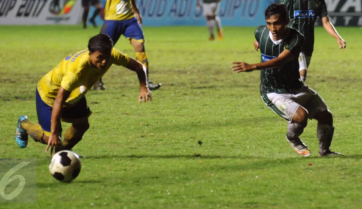 Gelandang Cilegon Utd, Deny Arwin (kiri) berebut bola dengan pemain Persebaya di laga penyisihan Dirgantara Cup 2017 di Stadion Maguwoharjo, Sleman, Sabtu (4/3). Cilegon unggul 2-1. (Liputan6.com/Helmi Fithriansyah)
