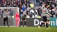 Para pemain Juventus tampak kecewa setelah Como mencetak gol selama pertandingan Serie A Italia antara Juventus dan Como di Turin, Italia, Sabtu, 21 Februari 2026. (Marco Alpozzi/LaPresse via AP)