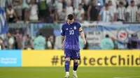 Pemain Argentina, Lionel Messi berjalan saat matchday ketiga Grup C Piala Dunia 2022 melawan Polandia di Stadion 974, Kamis (01/12/2022). (AP/Ariel Schalit)