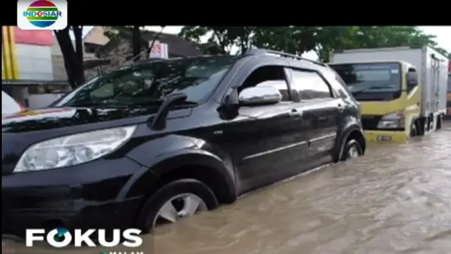 Banjir campur lumpur dengan arus cukup deras terjadi di Samarinda, Kalimantan Timur pada Senin sore.